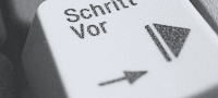 Foto einer Taste mit der Aufschrift - Schritt vor
